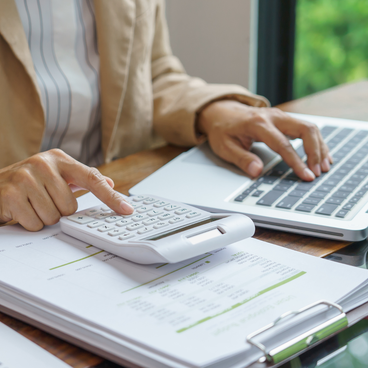 Finančni kontroling – analiza in poročanje MIMK Oseba iz MIMK izvaja finančni kontroling, analizira grafe in računa s kalkulatorjem